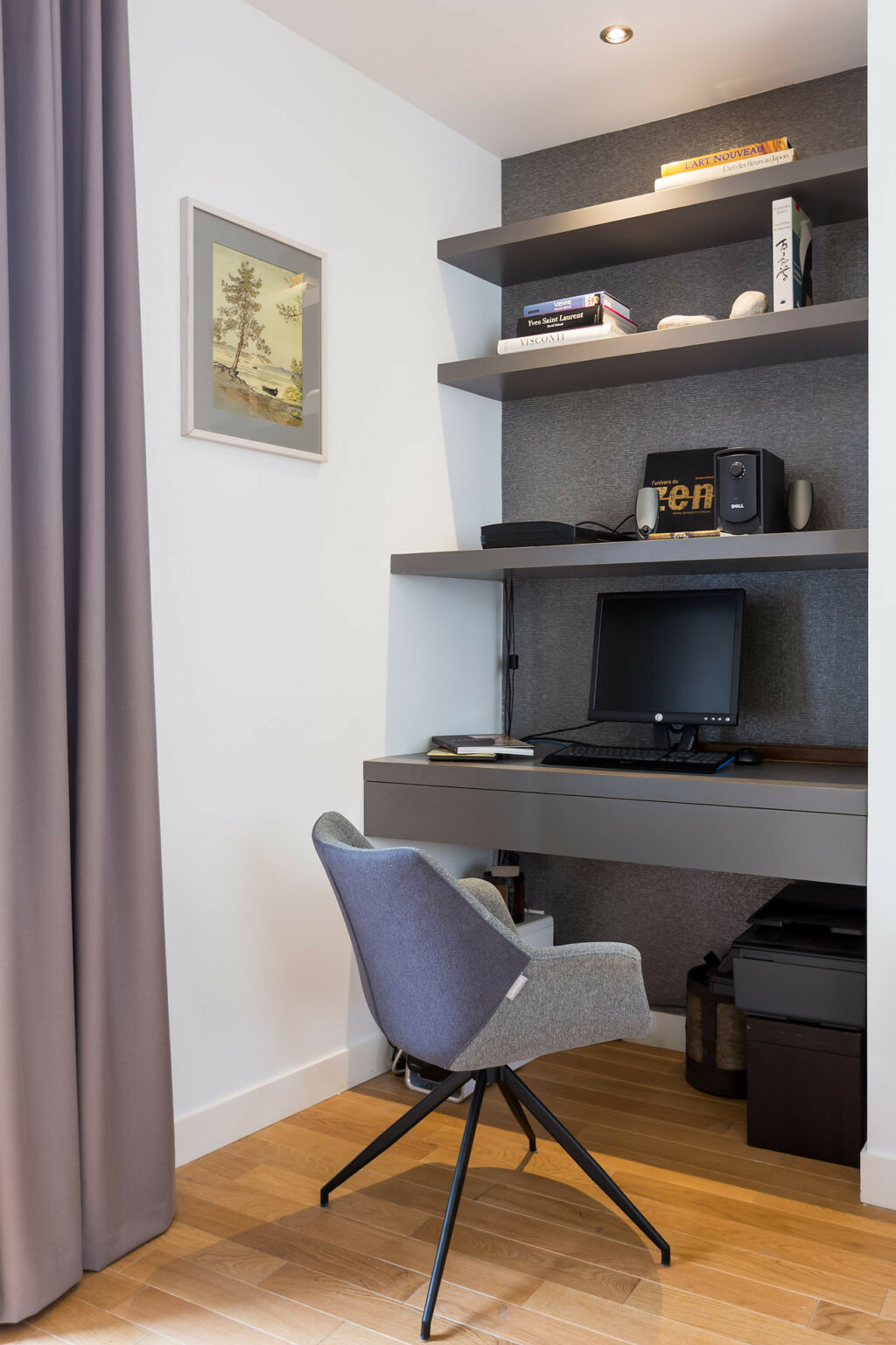 Bureau intégré avec étagères murales et chaise design