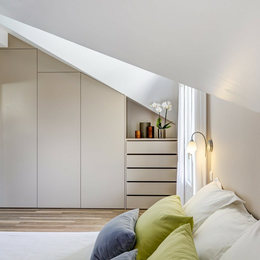Chambre mansardée avec dressing intégré et rangements sur mesure