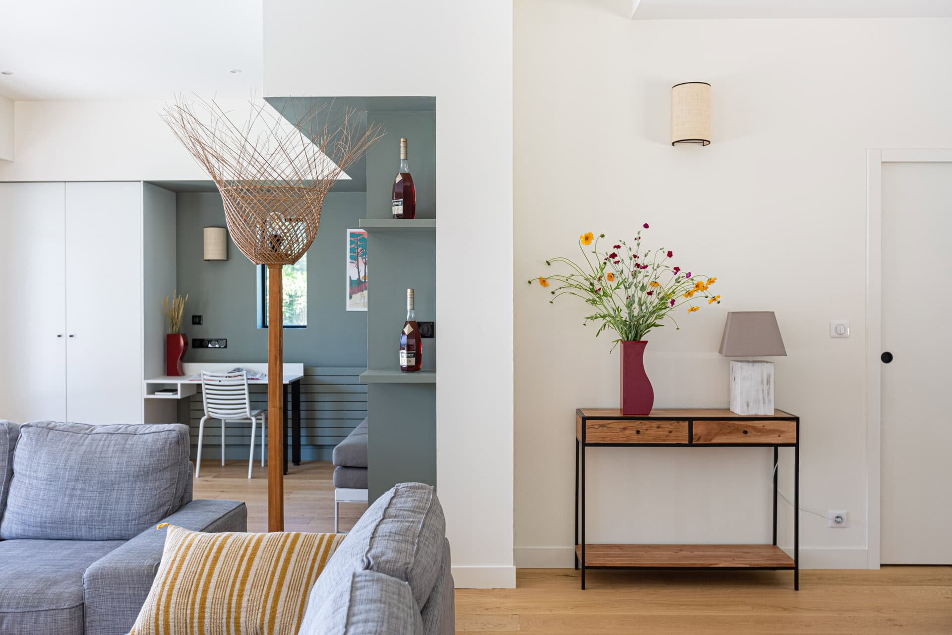 Console décorative avec vase et bibliothèque intégrée dans le salon