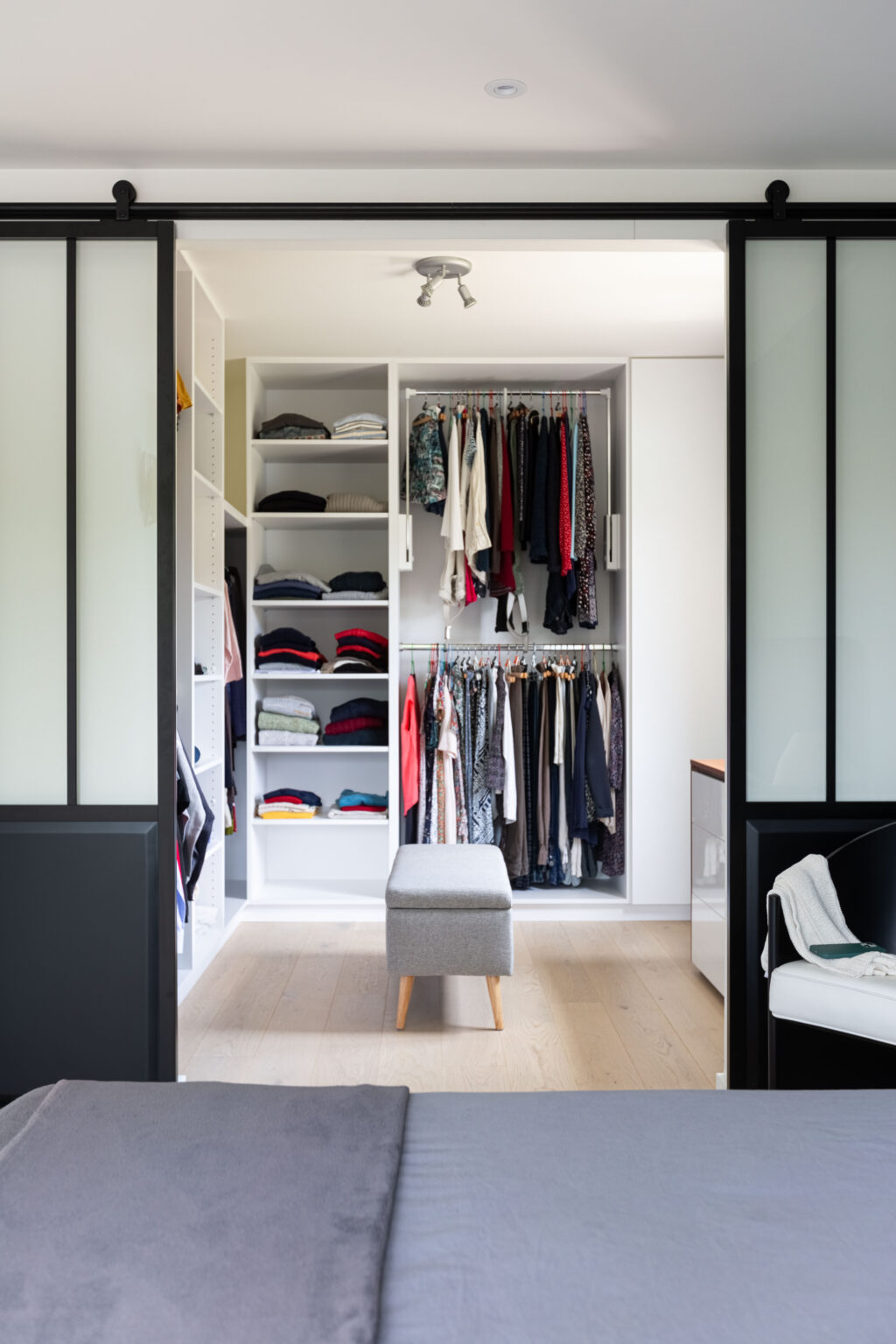 Dressing moderne avec penderie ouverte et portes coulissantes en verre dépoli