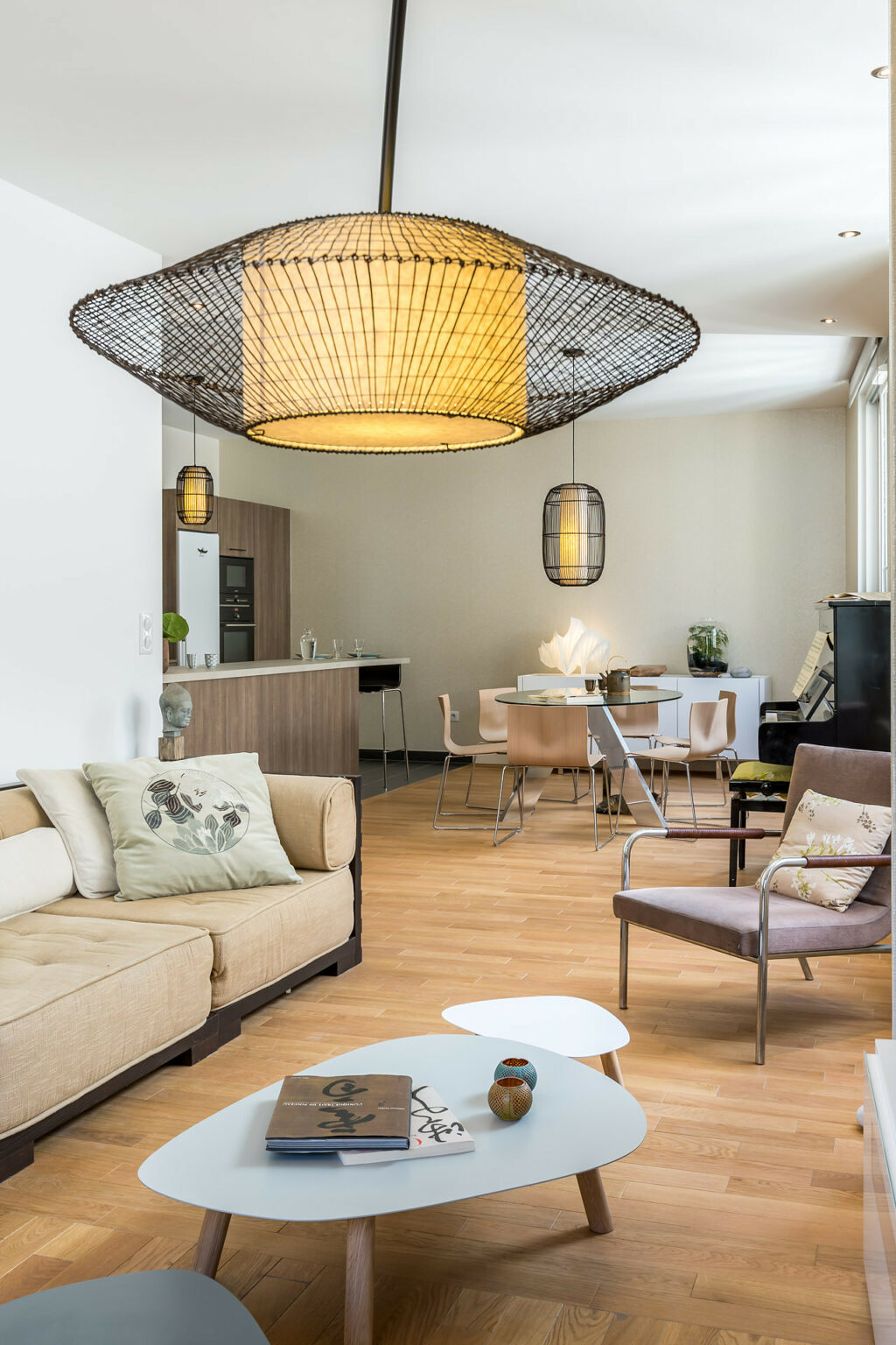 Suspension en rotin dans le salon avec vue sur la cuisine ouverte