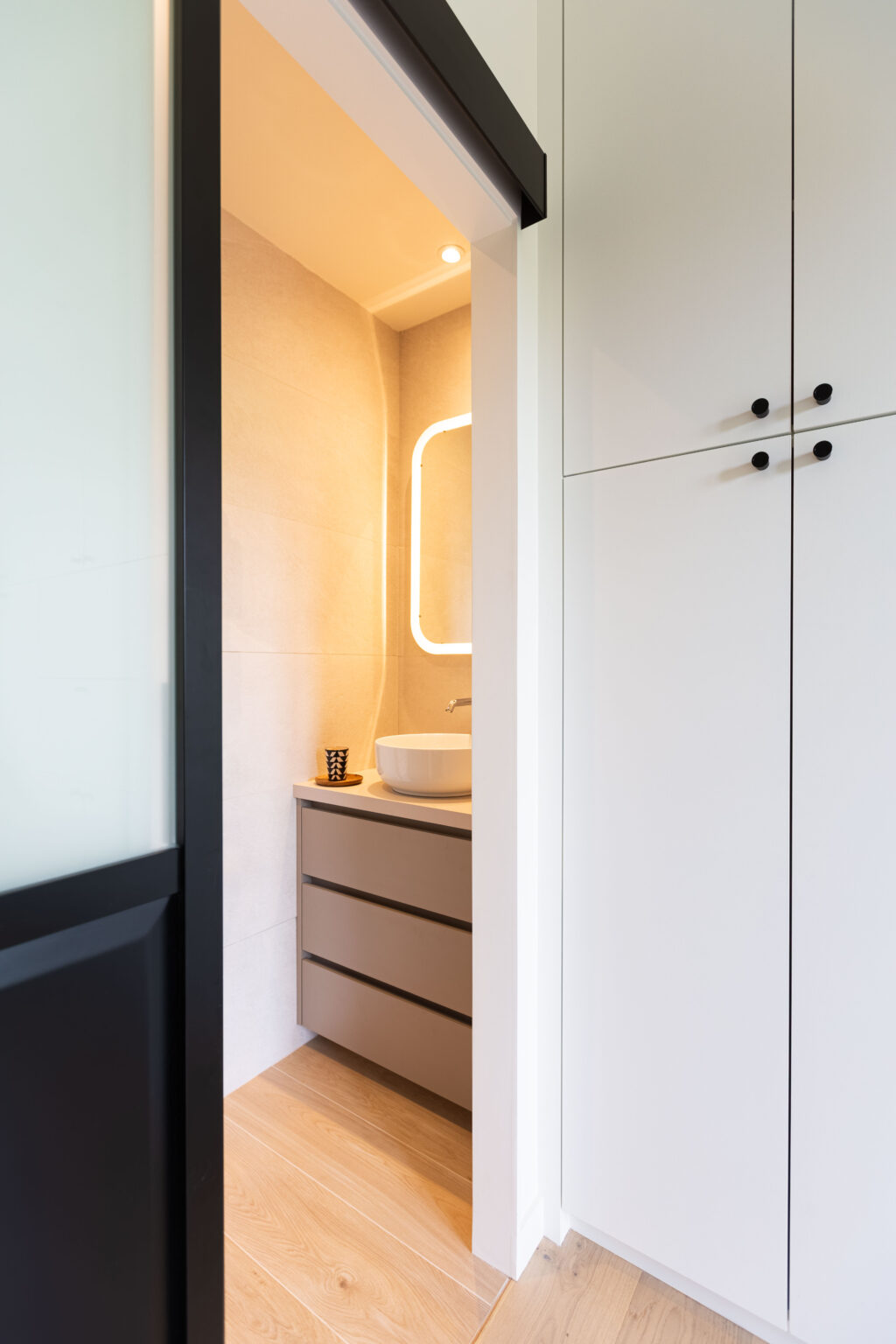 Petite salle de bain moderne avec miroir LED et meuble vasque intégré