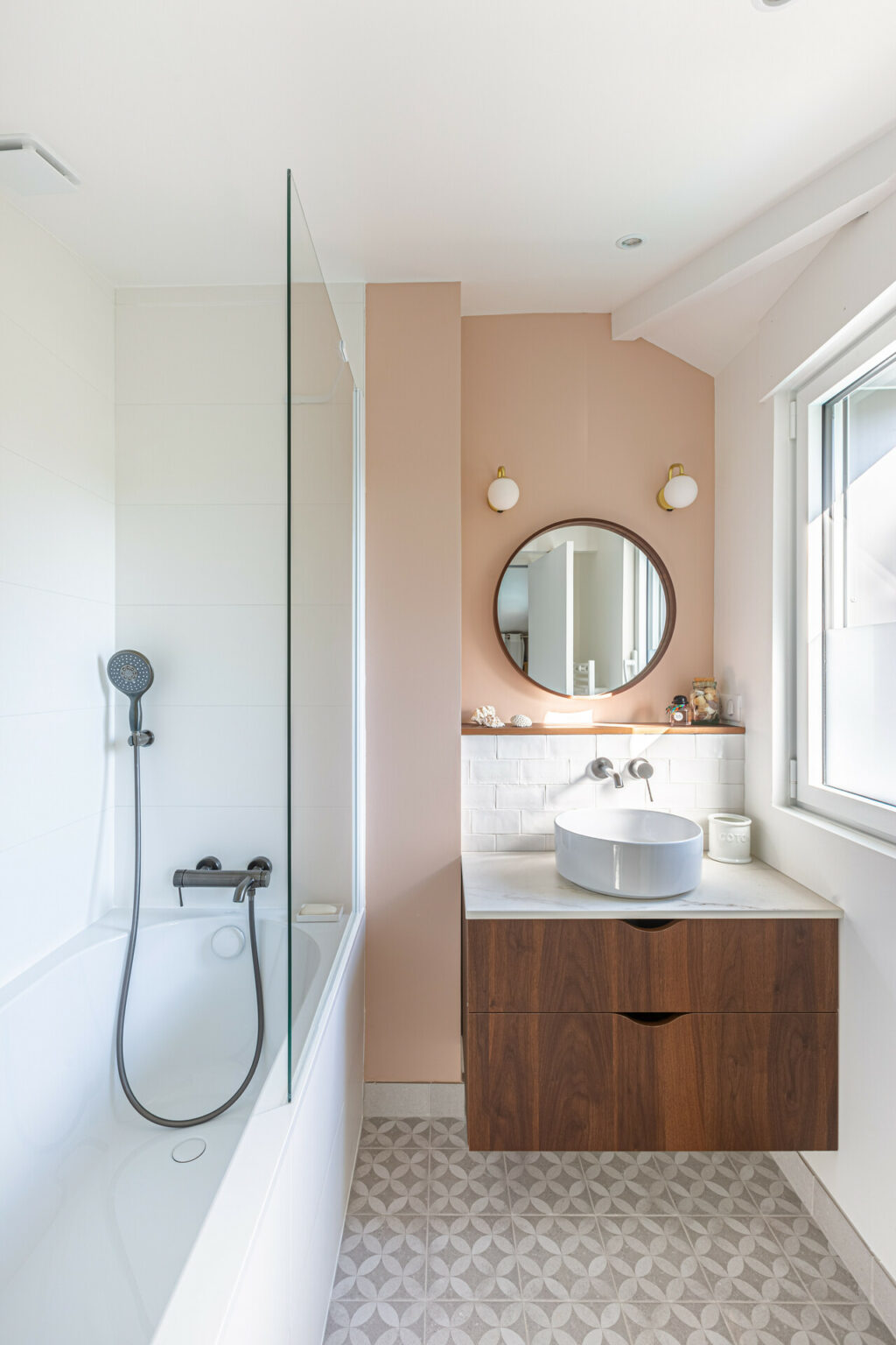 Salle de bain sous combles avec douche en verre, meuble en bois et ambiance épurée
