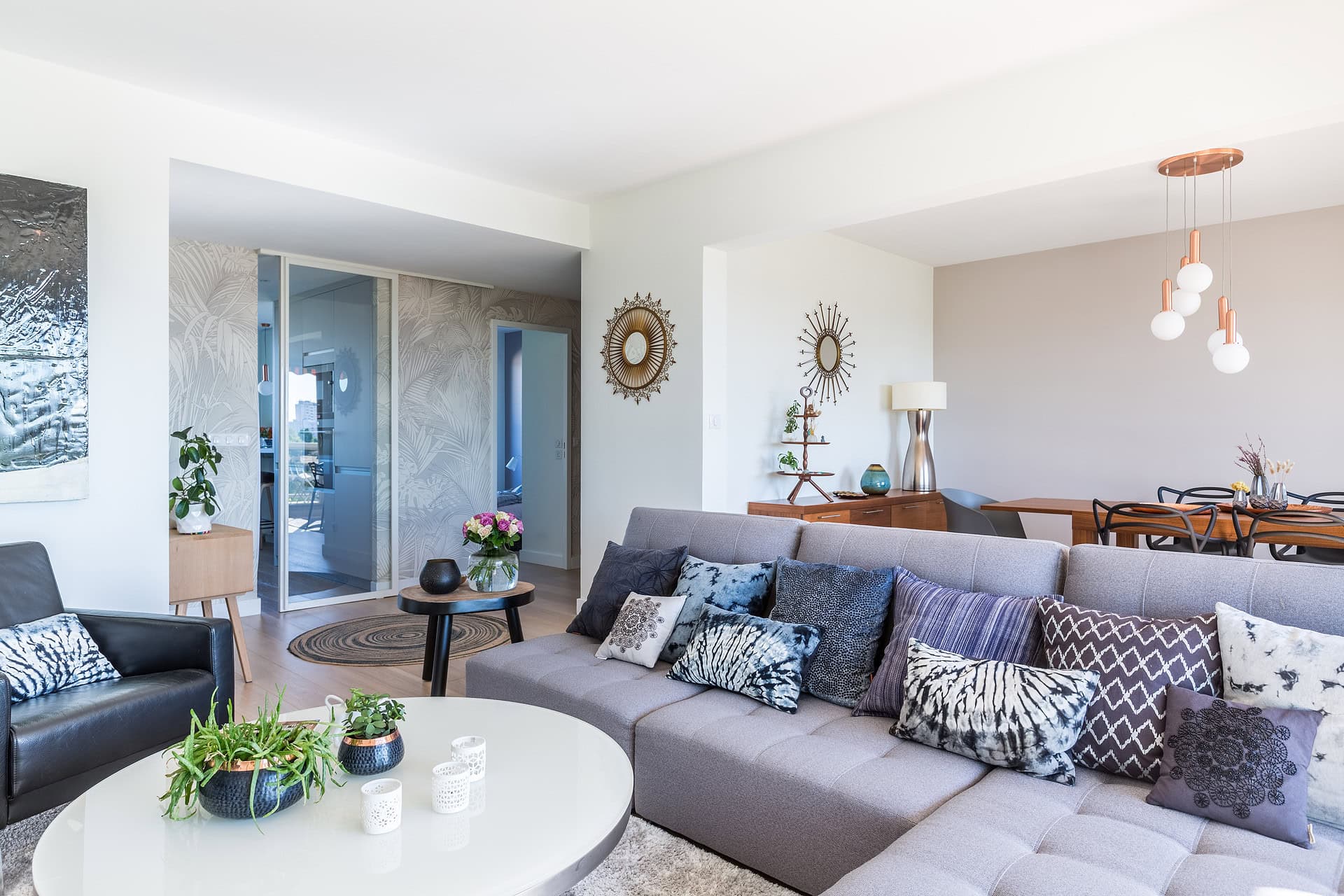 Salon contemporain avec un canapé design et des miroirs décoratifs