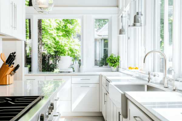 Cuisine moderne et lumineuse avec des finitions impeccables et des murs fraîchement repeints.