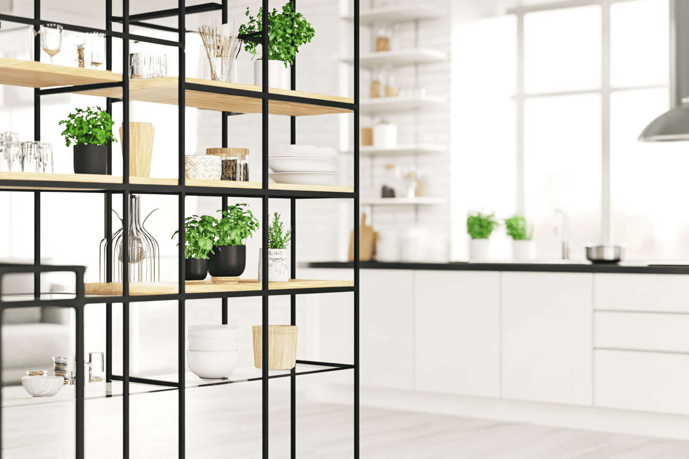 Étagère métallique suspendue entre une cuisine blanche et un salon avec plantes et livres déco