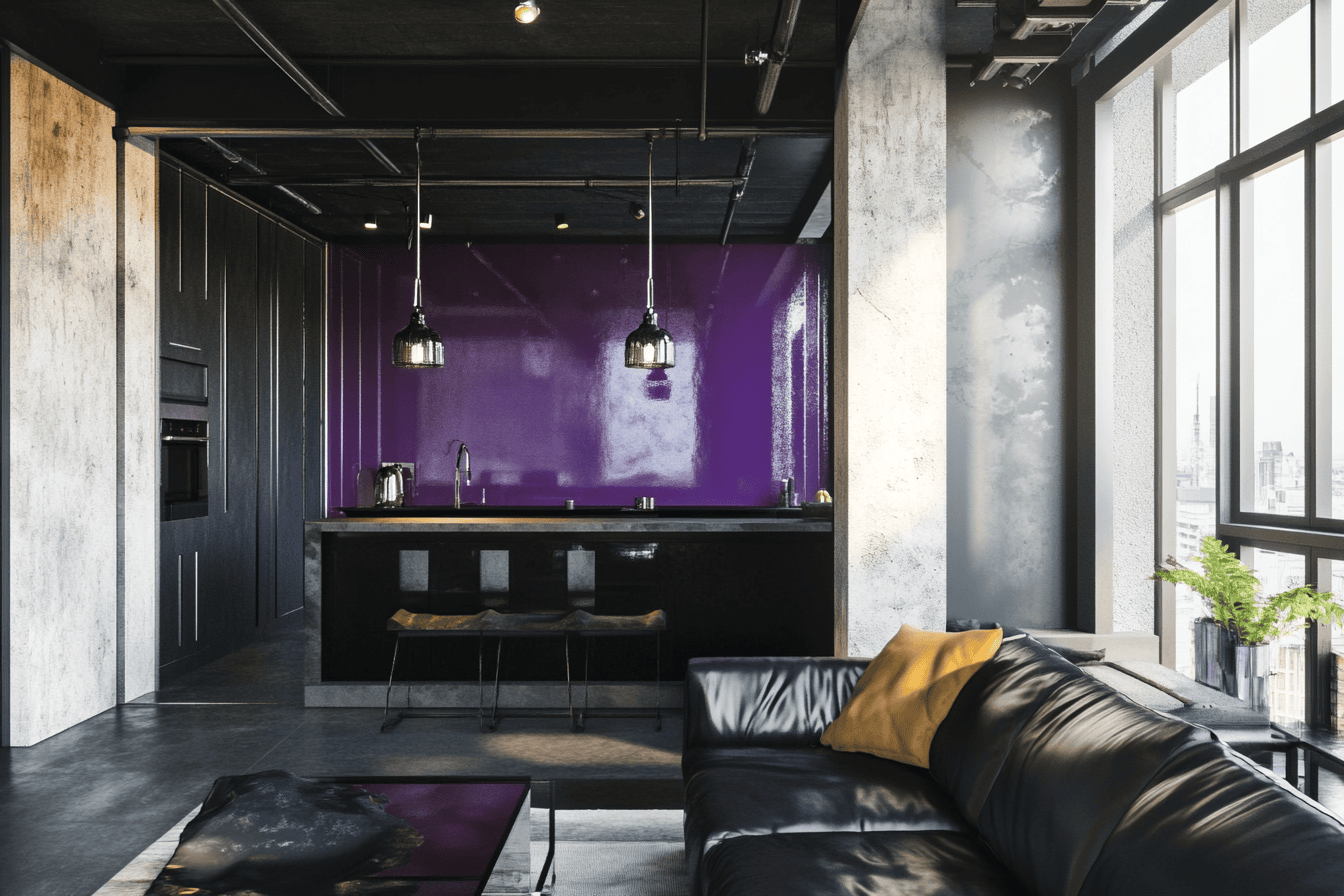 Loft industriel avec un mur violet brillant, meubles en métal et éclairage design.