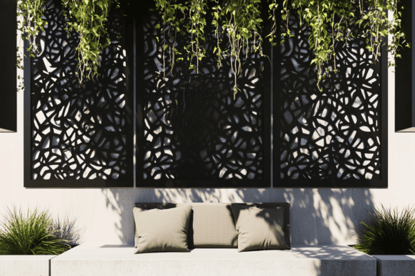 Mur extérieur décoré avec panneaux métalliques noirs et pots suspendus en macramé