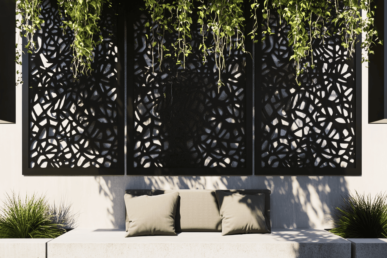 Mur extérieur décoré avec panneaux métalliques noirs et pots suspendus en macramé