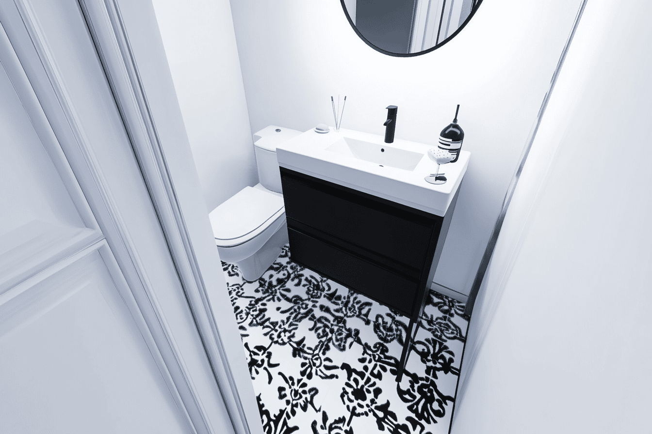 Sol en carrelage à motifs noir et blanc dans une salle de bain aux murs blancs