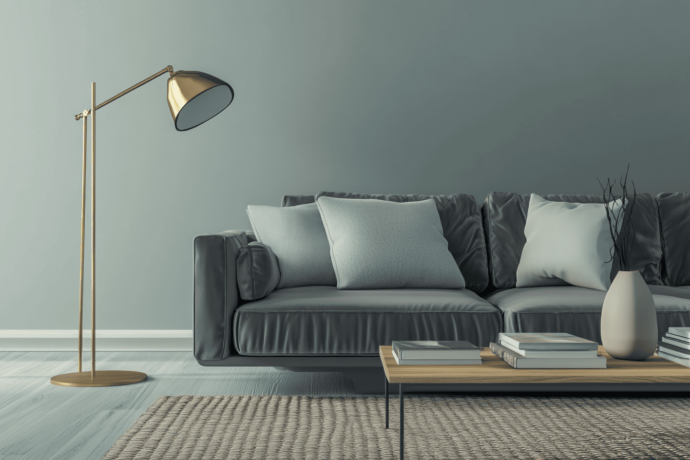 Salon contemporain avec mur vert d’eau, coussins assortis et lampe en laiton doré